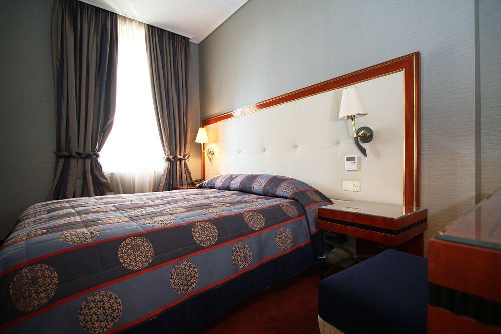 Piraeus Theoxenia Hotel Exterior photo A room at the hotel