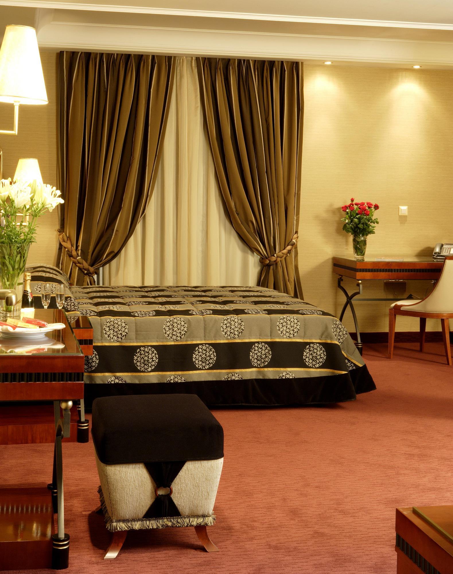 Piraeus Theoxenia Hotel Exterior photo A room at the hotel