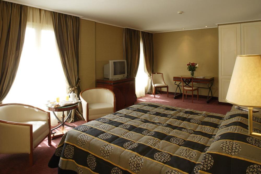 Piraeus Theoxenia Hotel Exterior photo A room at the hotel