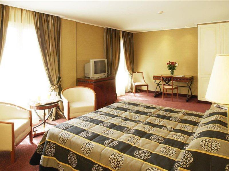 Piraeus Theoxenia Hotel Exterior photo A room at the hotel