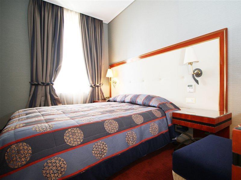 Piraeus Theoxenia Hotel Exterior photo A room at the hotel
