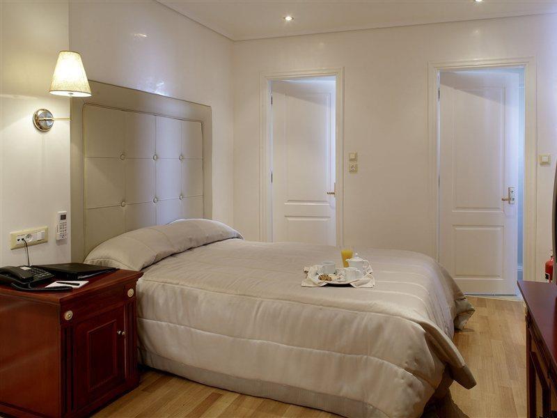 Piraeus Theoxenia Hotel Exterior photo A bedroom at the hotel